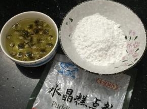 泡上一杯菊花茶，加入适量的白砂糖。