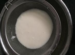 将面糊过筛。