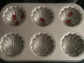 可放入枸杞进行装饰。