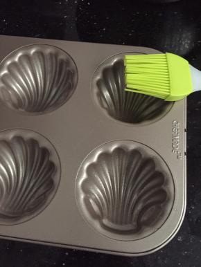 将模具刷上一层玉米油防粘。