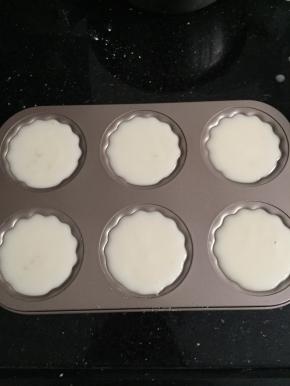 倒入过筛后的面糊。