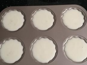 倒入过筛后的面糊。
