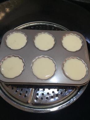 蒸锅加水煮开后将模具放入，蒸8分钟即可。