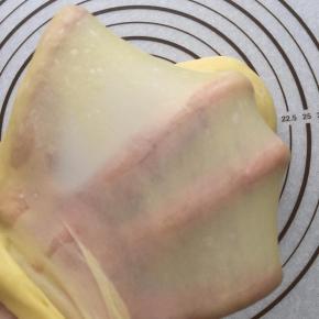 加入黄油、盐揉完全阶段。