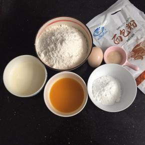 把主面团除黄油、盐以外材料放进面包机，揉扩展阶段。