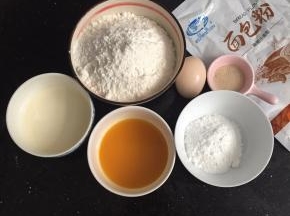 把主面团除黄油、盐以外材料放进面包机，揉扩展阶段。