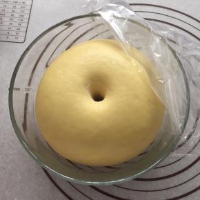 将面团滚圆，放入盆中室温进行一发，发酵至两倍大。