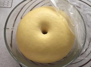 将面团滚圆，放入盆中室温进行一发，发酵至两倍大。