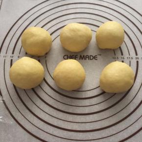 取出面团，排气后将面团平均分成6份。