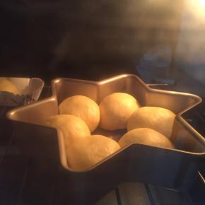 放入烤箱，开发酵功能，烤箱内放一碗热水，发酵至两倍大。