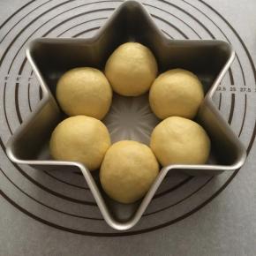 分别滚圆，放入模具中。