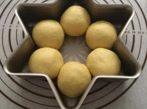 分别滚圆，放入模具中。