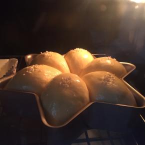 放入预热好180度烤箱烤20分钟。