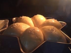 放入预热好180度烤箱烤20分钟。