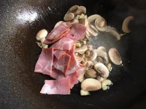加入培根翻炒