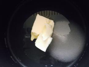 水，糖，黄油入锅煮沸