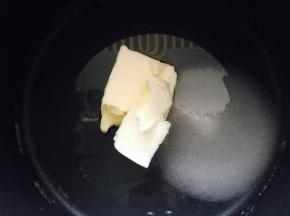 水，糖，黄油入锅煮沸