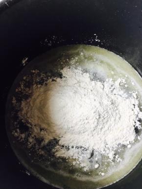 煮沸倒入低粉，搅拌。