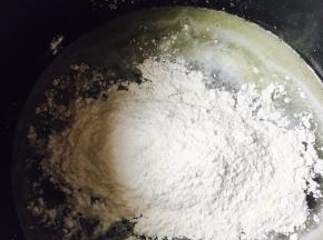 煮沸倒入低粉，搅拌。