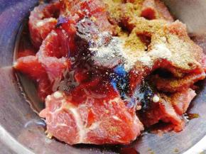 加入佐料，蚝油，生抽，孜然粉，鸡粉，不要加太多