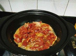 起油锅，将牛肉片炒六分熟，