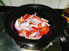 锅里留油，将洋葱，姜片 ，辣椒，爆香