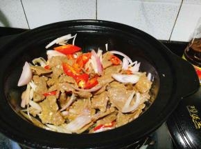 倒入牛肉片