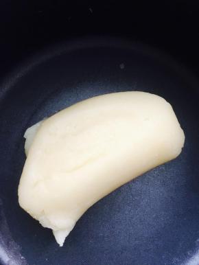 待所有材料抱团，不沾锅底不沾搅拌铲子时，离火。这使表面应该是细腻没有干粉颗粒的。