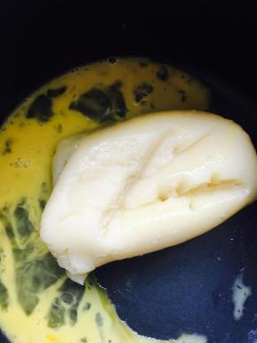 待面团温度降至60度左右，分次加入鸡蛋。