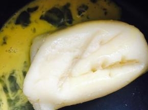 待面团温度降至60度左右，分次加入鸡蛋。