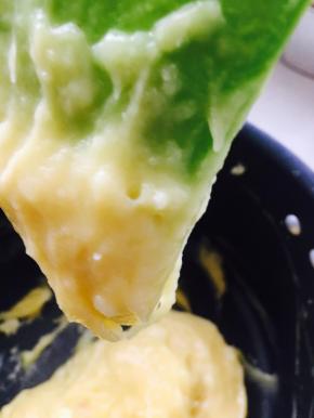 边加鸡蛋，边观察面糊状态，比泡芙的面糊稍微粘稠一些。加入香草精。搅拌均匀