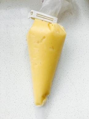 取一个裱花带，将面糊装进去。放入冰箱冷藏30分钟以上。