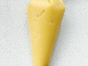 取一个裱花带，将面糊装进去。放入冰箱冷藏30分钟以上。