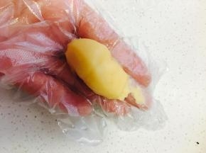 冷藏后，将裱花带剪个口儿，不要太小。戴上手套，沾清水。挤出面糊，稍微团一下。