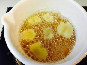 小火，温油下锅。油温千万不要太热！