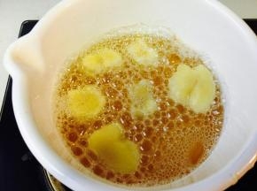 小火，温油下锅。油温千万不要太热！