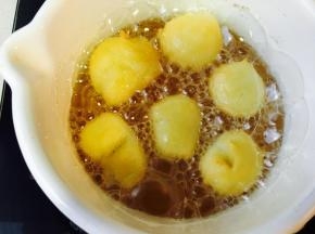 慢慢的，它自己会膨胀起来。放时要给它留膨胀空间。