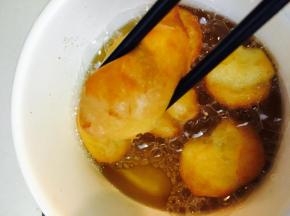 待它表面变成焦黄色。就可以出锅了。撒上砂糖或者绵白糖，就可以开动了。成功的奶油炸糕，内部呈现蜂窝状。原谅我忘记拍内部图，出锅，瞬间就消灭掉了。