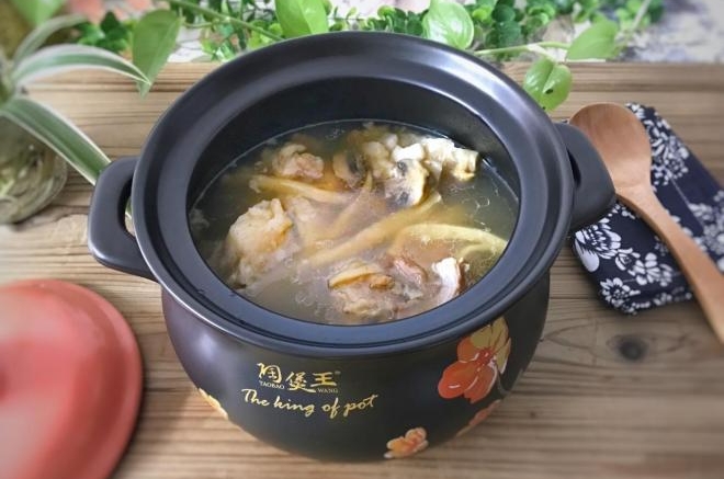 　菌茹筒骨煲