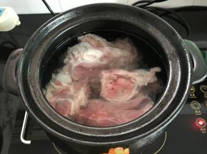 把筒骨放入砂锅中，加没过骨头的水。