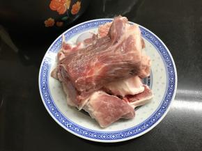 筒骨买回后清洗干净。