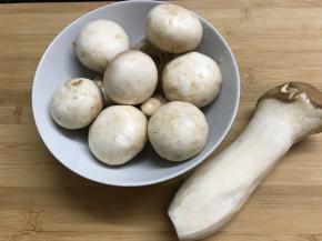 杏鲍菇和蘑菇同样洗干净。