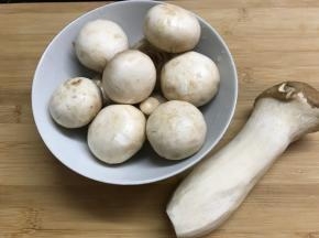 杏鲍菇和蘑菇同样洗干净。