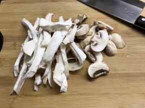 杏鲍茹用手撕成条，蘑菇切片。