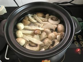 放入切好的菌茹。