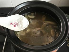 加适量的盐调味。