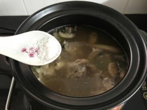 加适量的盐调味。