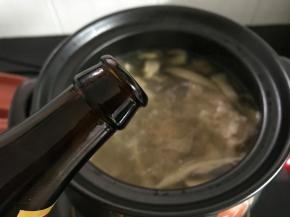 筒骨煮开撇去浮沫后加入料酒和老姜。