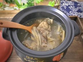 营养丰富的菌茹筒骨煲。