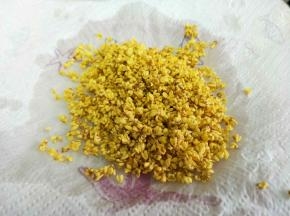 捞到厨房纸吸湿。可多吸几次。